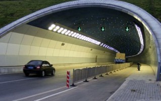 地铁隧道的照明灯有什么用_地铁隧道里的灯是什么灯