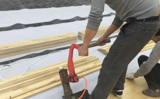 复合木地板安装师傅多少钱（装复合木地板施工视频）