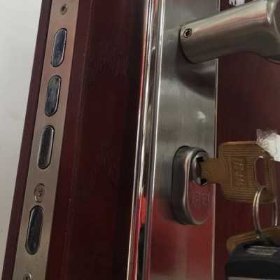 防盗门锁槽上的贴的什么,防盗门锁门框上那个锁叫什么 -第3张图片-DAWOOD LED频闪灯