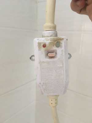 热水器插头融化是什么原因_电热水器插头烧化了什么原因-第2张图片-DAWOOD LED频闪灯